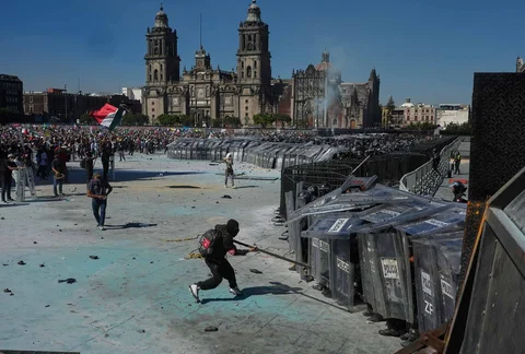 Para pengunjuk rasa menyerang polisi saat aksi ujuk rasa anti-pemerintah di Mexico City, Sabtu, (15/11/2025).