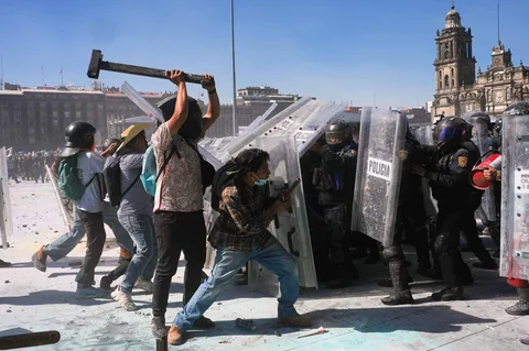 Para pengunjuk rasa menyerang polisi saat aksi ujuk rasa anti-pemerintah di Mexico City, Sabtu, (15/11/2025).