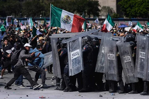 Para pengunjuk rasa menyerang polisi saat aksi ujuk rasa anti-pemerintah di Mexico City, Sabtu, (15/11/2025).