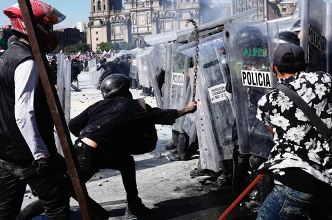 Para pengunjuk rasa menyerang polisi saat aksi ujuk rasa anti-pemerintah di Mexico City, Sabtu, (15/11/2025).