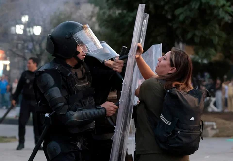 Seorang demonstran didorong oleh petugas polisi saat bentrokan menentang pemerintahan Presiden Meksiko Claudia Sheinbaum di Guadalajara, Meksiko, Sabtu (15/11/2025). <br />AFP/ Ulises Ruiz
