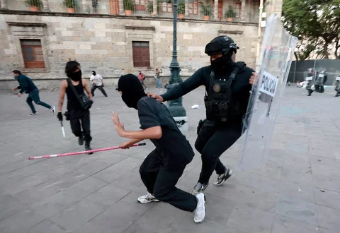 Seorang demonstran ditangkap oleh petugas polisi saat bentrokan menentang pemerintahan Presiden Meksiko Claudia Sheinbaum di Guadalajara, Meksiko,  Sabtu (15/11/2025).