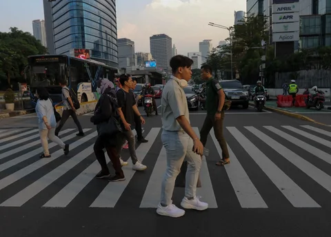 Pekerja berjalan kaki melangkah di sepanjang Jalan Jenderal Sudirman, Jakarta, Senin (10/6/2024). Pemprov DKI megharapkan warga berjalan kaki melalui tantangan 7.500 langkah per hari dan menggunakan transportasi umum selama 14 hari. Hal itu diharapkan dapat membantu kualitas udara Jakarta menjadi lebih baik.