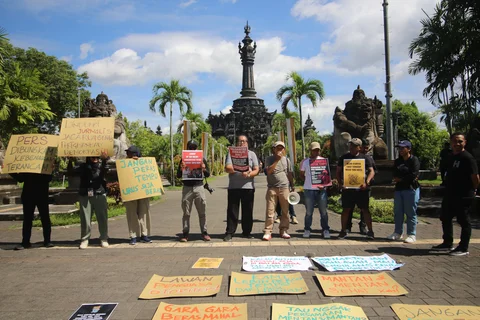 Puluhan jurnalis melakukan aksi solidaritas di depan Monumen Bajra Sandhi, Renon, Kota Denpasar, Minggu (16/11), menolak gugatan perdata Menteri Pertanian, Andi Amran Sulaiman terhadap Media Tempo.