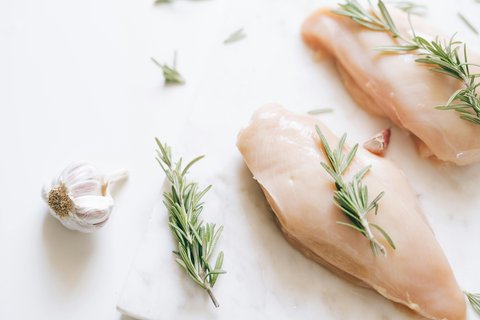 <p>Bahaya mengonsumsi ayam mentah. /copyright Pexels/Leeloo The First</p>