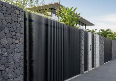 Desain Pagar Besi Hollow Rapat untuk Keamanan dan Privasi. Foto: Gemini