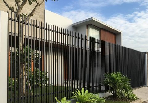 Desain Pagar Besi Hollow Rapat untuk Keamanan dan Privasi. Foto: Gemini
