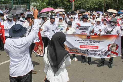 Anggota Aliansi Honorer Non-Database BKN Gagal CPNS Indonesia menggelar Aksi Damai Jilid 2 Nasional di Silang Selatan Monas, Jakarta Pusat, Senin (17/11/2025).