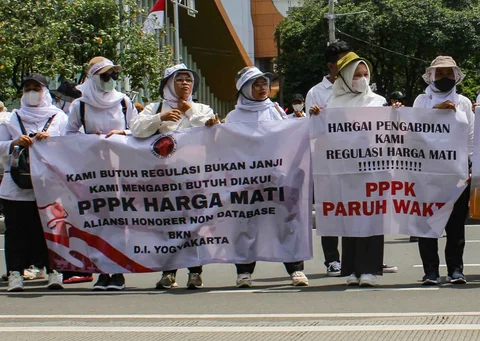 Anggota Aliansi Honorer Non-Database BKN Gagal CPNS Indonesia menggelar Aksi Damai Jilid 2 Nasional di Silang Selatan Monas, Jakarta Pusat, Senin (17/11/2025).