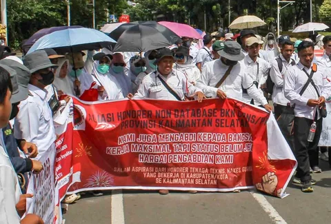 Anggota Aliansi Honorer Non-Database BKN Gagal CPNS Indonesia menggelar Aksi Damai Jilid 2 Nasional di Silang Selatan Monas, Jakarta Pusat, Senin (17/11/2025).