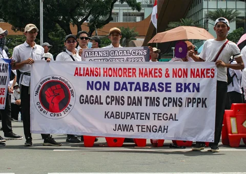 Anggota Aliansi Honorer Non-Database BKN Gagal CPNS Indonesia menggelar Aksi Damai Jilid 2 Nasional di Silang Selatan Monas, Jakarta Pusat, Senin (17/11/2025).