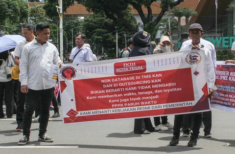 Anggota Aliansi Honorer Non-Database BKN Gagal CPNS Indonesia menggelar Aksi Damai Jilid 2 Nasional di Silang Selatan Monas, Jakarta Pusat, Senin (17/11/2025).