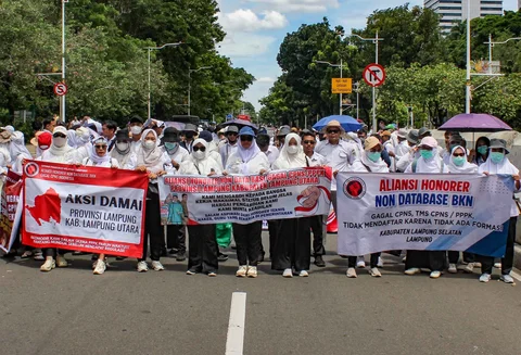 Anggota Aliansi Honorer Non-Database BKN Gagal CPNS Indonesia menggelar Aksi Damai Jilid 2 Nasional di Silang Selatan Monas, Jakarta Pusat, Senin (17/11/2025).