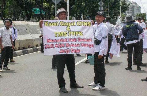 Anggota Aliansi Honorer Non-Database BKN Gagal CPNS Indonesia menggelar Aksi Damai Jilid 2 Nasional di Silang Selatan Monas, Jakarta Pusat, Senin (17/11/2025).