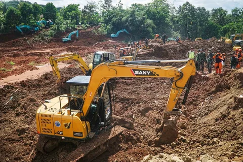 Tim SAR  mencari korban bencana tanah longsor yang menimbun beberapa rumah di Desa Cibeunying, Majenang, Kabupaten Cilacap, Jawa Tengah, Senin (17/11/2025).