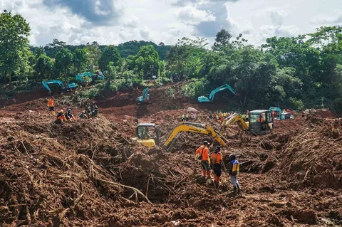 Tim SAR  mencari korban bencana tanah longsor yang menimbun beberapa rumah di Desa Cibeunying, Majenang, Kabupaten Cilacap, Jawa Tengah, Senin (17/11/2025).
