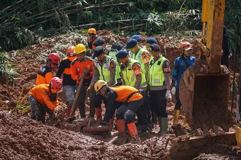 Tim SAR  mencari korban bencana tanah longsor yang menimbun beberapa rumah di Desa Cibeunying, Majenang, Kabupaten Cilacap, Jawa Tengah, Senin (17/11/2025).