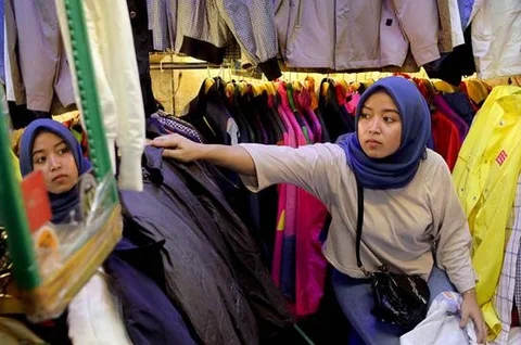 Seorang calon pembeli memilih pakaian impor bekas di Pasar Senen, Jakarta, Kamis (9/3/2023). Larangan impor baju bekas bertujuan untuk mendukung penggunaan produk lokal dan usaha kecil dan me