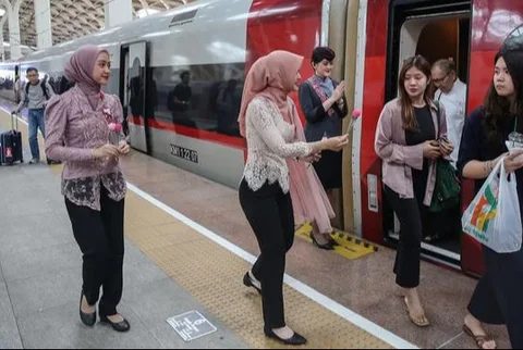 PT Kereta Cepat Indonesia China (KCIC) mencatat peningkatan signifikan penumpang Kereta Cepat Whoosh sambut libur Maulid Nabi. (Foto: KCIC)