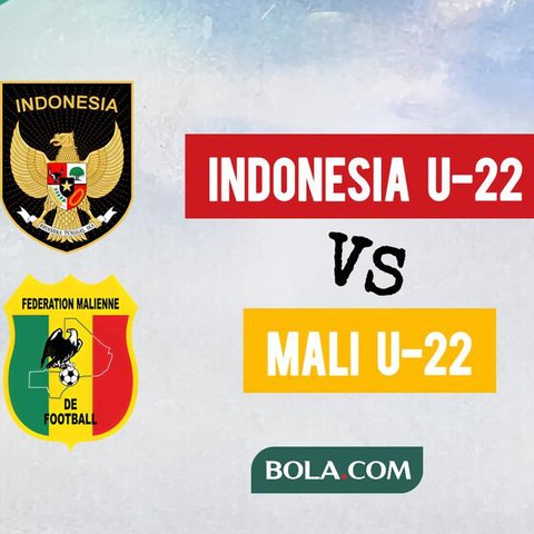 Dony Tri Pamungkas, Cahya Supriadi, Ivar Jenner memnyanyikan lagu Indonesia Raya jelang laga antara Timnas Indonesia U-22 menghadapi Timnas Mali U-22 dalam laga persahabatan di Stadion Pakans