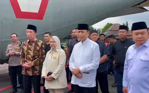 Momen Jokowi Temui Wiranto di Bandara Adi Soemarmo Solo