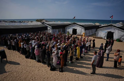 Para siswa menghadiri apel pagi di sebuah sekolah yang didirikan di pantai Khan Younis, Jalur Gaza selatan, Rabu (17/11/2025).