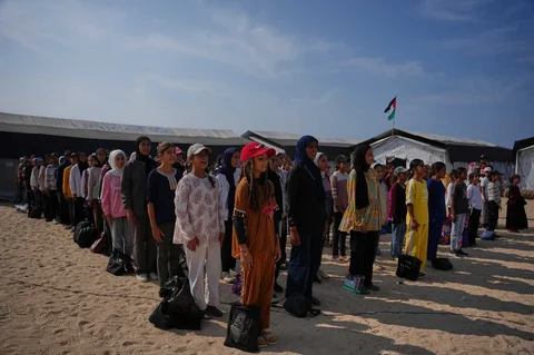 Para siswa menghadiri apel pagi di sebuah sekolah yang didirikan di pantai Khan Younis, Jalur Gaza selatan, Rabu (17/11/2025).