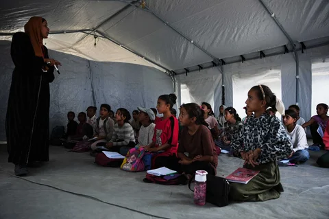 Siswa-siswi Palestina mengikuti kelas di dalam tenda yang didirikan di pantai Khan Younis, Jalur Gaza, Rabu (17/11/2025).