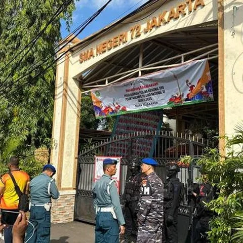 Situasi Pasca Ledakan di SMAN 72 Kelapa Gading Jakarta. (Liputan6.com/Nanda Perdana Putra)