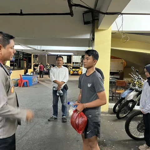 Pengedar narkoba sistem tempel