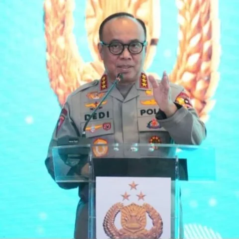 Komjen Pol Dedi Prasetyo, Wakapolri, menerima Penghargaan Kepemimpinan Publik dari FH Unibraw, sebuah pengakuan atas kiprahnya membangun Polri yang humanis. Almarhum Munir Said Thalib juga dianugerahi.