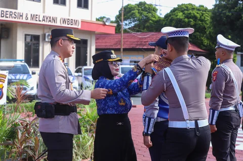 Wali Kota Bontang, Neni Moerniaeni, memimpin Apel Gelar Pasukan Operasi Zebra Mahakam 2025 di Halaman Polres Bontang