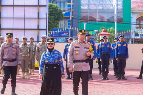 Wali Kota Bontang, Neni Moerniaeni, memimpin Apel Gelar Pasukan Operasi Zebra Mahakam 2025 di Halaman Polres Bontang