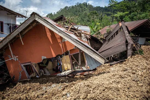 Rumah warga yang hancur  di lokasi tanah longsor di Desa Situkung, Banjarnegara, Jawa Tengah, Selasa (18/11/2025).