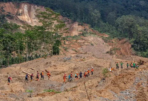 Para relawan penyelamat mencari korban  di lokasi tanah longsor di Desa Situkung, Banjarnegara, Jawa Tengah, Selasa (18/11/2025).