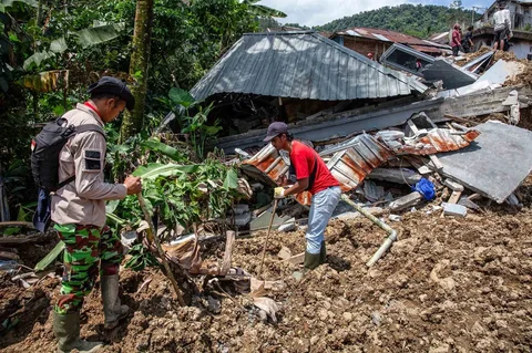 Warga mencari korban  di lokasi tanah longsor di Desa Situkung, Banjarnegara, Jawa Tengah, Selasa (18/11/2025).