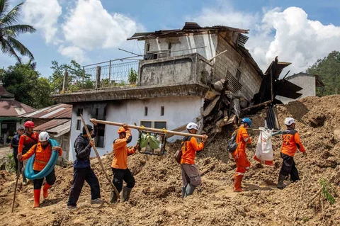 Para relawan penyelamat mencari korban  di lokasi tanah longsor di Desa Situkung, Banjarnegara, Jawa Tengah, Selasa (18/11/2025).