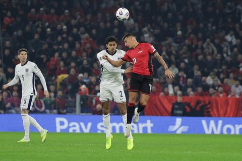 Bek Real Madrid, Trent Alexander-Arnold, menunggu untuk masuk sebagai pemain pengganti dalam pertandingan sepak bola fase liga Liga Champions UEFA antara Liverpool dan Real Madrid di Anfield,