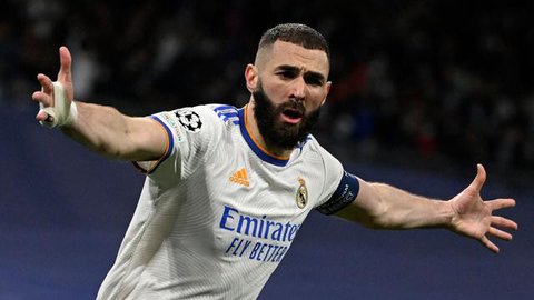 Pemain Al Ittihad, Karim Benzema, berusaha melewati pemain Al Riyadh pada laga pekan ketiga Liga Arab Saudi di Prince Faisal bin Fahd Stadium, Riyadh, Jumat (25/8/2023). Mantan pemain Real Ma