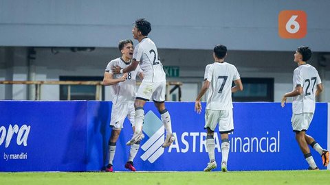 Aksi kapten Timnas Indonesia U-22, Ivar Jenner dalam laga uji coba melawan Mali di Stadion Pakansari. Bogor, Selasa (15/11/2025). (Bola.com/Bagaskara Lazuardi)