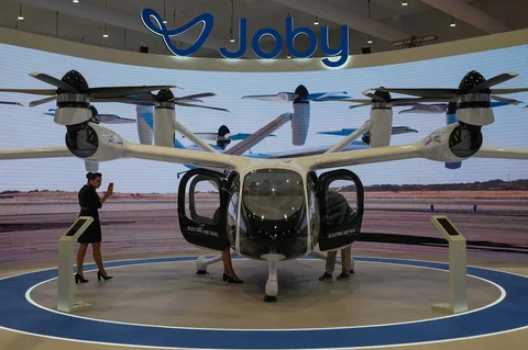 Seorang perempuan mengambil foto taksi udara Dubai yang dipamerkan di Dubai Air Show, Uni Emirat Arab, Selasa (18/11/2025).