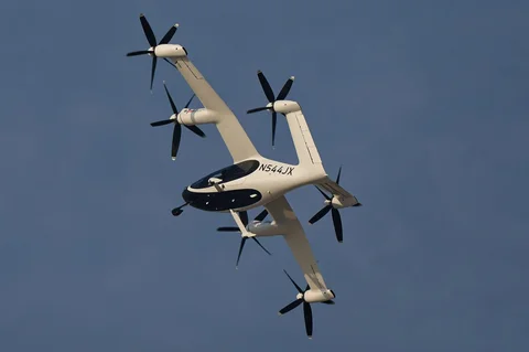 Taksi udara listrik Joby N544JX tampil selama Dubai Air Show di Dubai, Uni Emirat Arab, Selasa (18/11/2025).