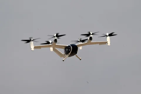 Taksi udara listrik Joby N544JX tampil selama Dubai Air Show di Dubai, Uni Emirat Arab, Selasa (18/11/2025).