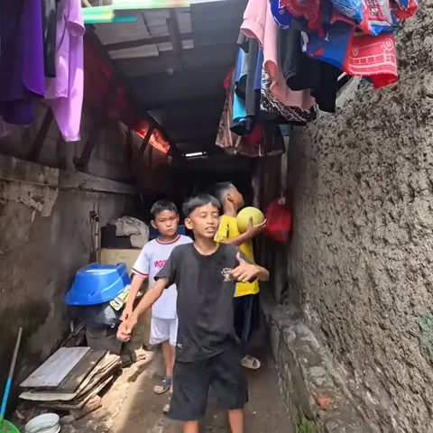 Kampung Tongkol di Jakarta, Siang Bolong Gelap Gulita Warga Wajib Nyalakan Bohlam