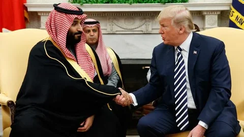 Presiden AS, Donald Trump berjabat tangan dengan Putra mahkota Arab Saudi, Pangeran Mohammad bin Salman di Gedung Putih, Selasa (20/3). Kunjungan ini sebagai bagian dari perjalanan ke Amerika