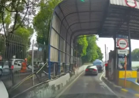 Pengemudi Audi nerobos palang otomatis tol di Gerbang Tol (GT) TB Simatupang (Ampera)