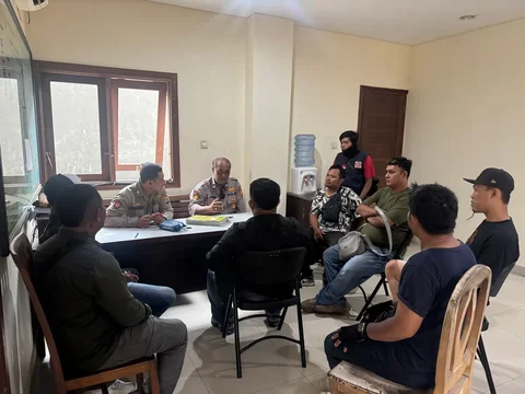 Polisi menangkap tiga debt collector yang memukul pengemudi ojek online di Bali