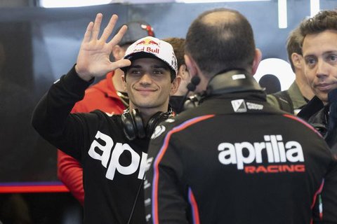 Pembalap Aprilia Racing, Jorge Martin, asal Spanyol, mengendarai motornya selama sesi latihan bebas MotoGP Grand Prix Jepang di Mobility Resort Motegi, Motegi, Prefektur Tochigi, pada 26 S