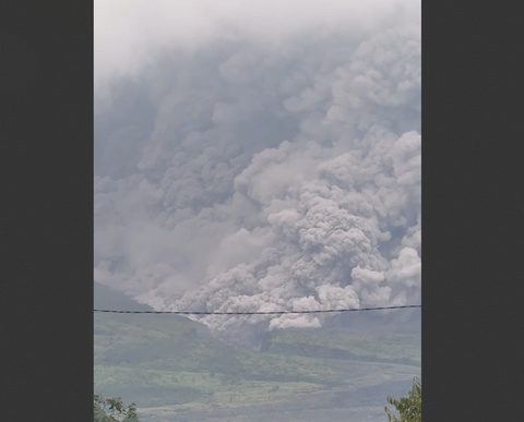Gunung Semeru Erupsi