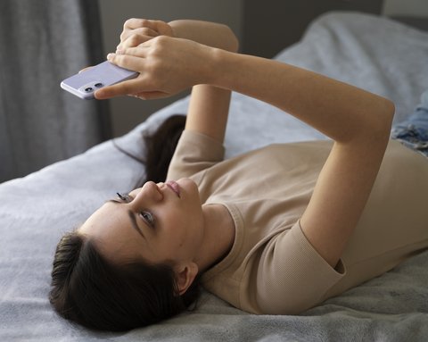 Jangan langsung menyetuh handphone pada satu jam pertama setelah bangun tidur (copyright Freepik)